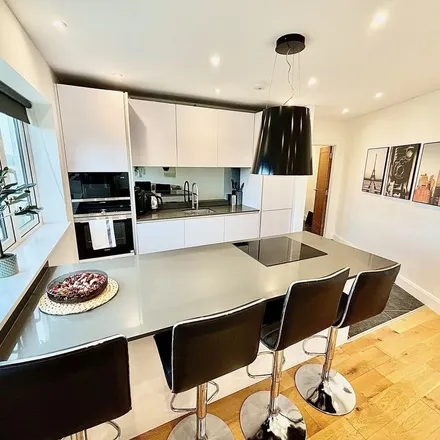 Rent this 2 bed apartment on Majestic Wine Warehouse in 60 High Street, London