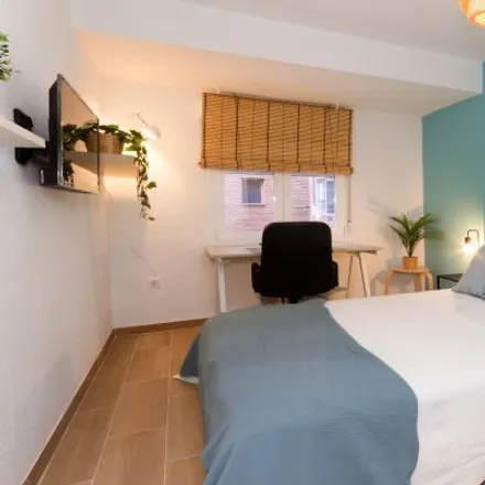 Rent this 3 bed room on Calle de Carmen Descalzo in 1, 28801 Alcalá de Henares