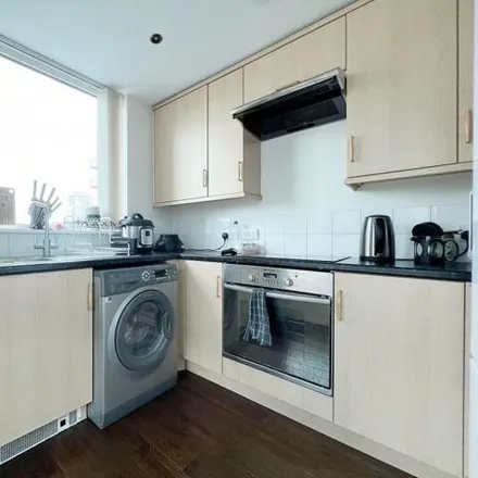 Image 6 - Drake House, 14 Bridgefoot, London, SW8 2LP, United Kingdom - Apartment for rent