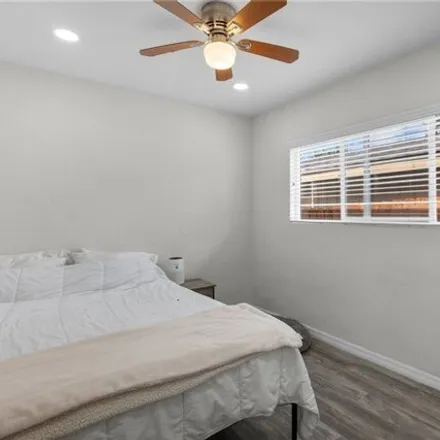 Image 7 - 10883 Weigand Avenue, Los Angeles, CA 90059, USA - House for sale