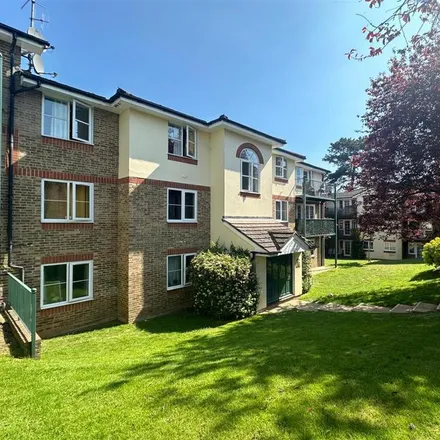 Rent this 1 bed apartment on Buckinghamshire New University (Wycombe Campus) in Queen Alexandra Road, High Wycombe