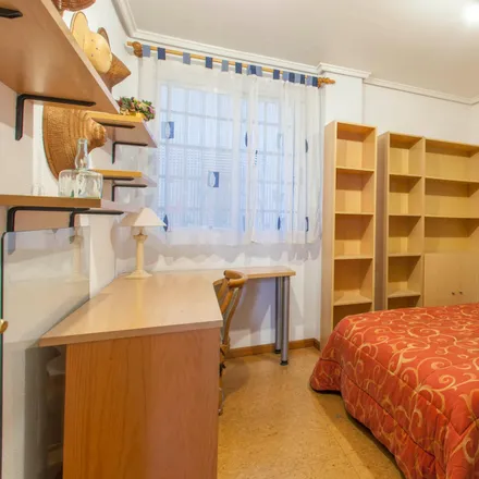Rent this 5 bed room on Mesknet in Carrer del Serpis, 46021 Valencia