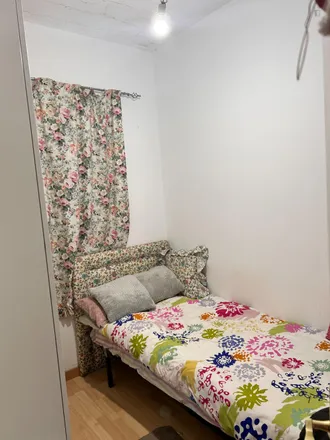 Rent this 3 bed room on Sostres - Baixada de la Glòria in Carrer de Sostres, 08001 Barcelona