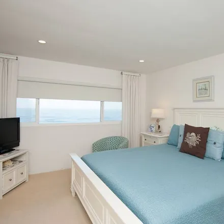 Rent this 3 bed condo on Laguna Beach