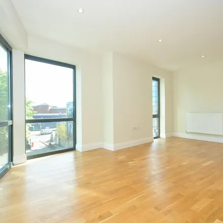 Rent this 2 bed apartment on Chiswick High Road in London, W4 1TH