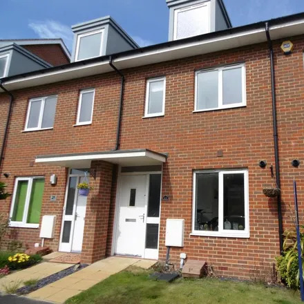 Rent this 3 bed townhouse on John Hunt Drive in Basingstoke, RG24 9TX