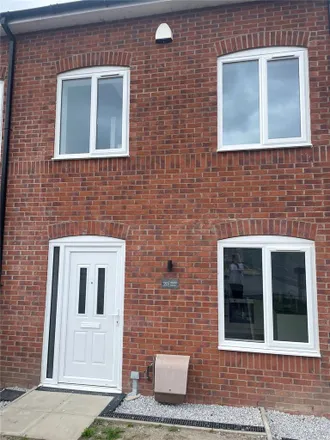 Rent this 3 bed townhouse on British Gas in Stockport Road, Hattersley