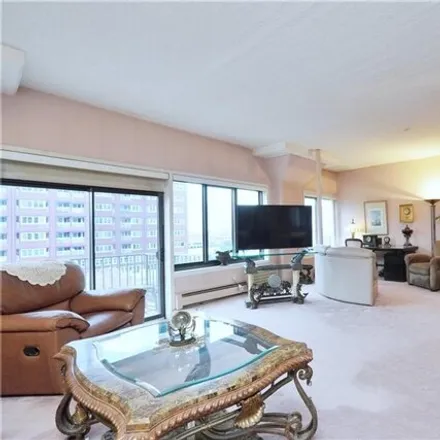 Buy this studio apartment on 10 Bay Street Lndg Apt 3ij in New York, 10301