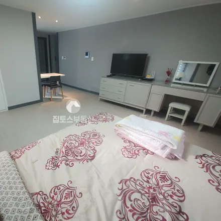 Rent this studio apartment on 서울특별시 강남구 역삼동 704-41