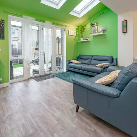 Image 2 - 3 Crawford Crescent, London, CR5 3GL, United Kingdom - Duplex for sale