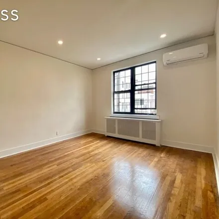 Image 4 - 21-68 Steinway Street, New York, NY 11105, USA - House for rent