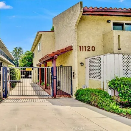 Image 2 - 11162 Moorpark Street, Los Angeles, CA 91602, USA - Townhouse for sale