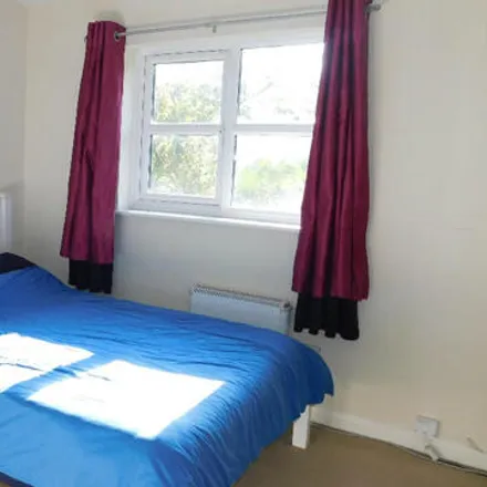 Image 4 - Jobcentre Plus, Chalet Hill, Hollywater, GU35 0TQ, United Kingdom - Apartment for sale