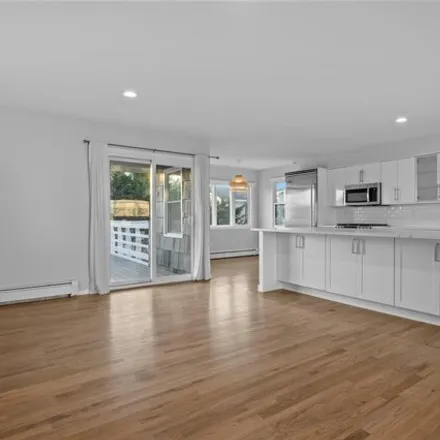 Image 4 - 143 Beach 147th Street, New York, NY 11694, USA - House for rent