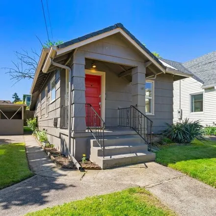 Image 2 - 832 N Stafford St, Portland, Oregon, 97217 - House for sale