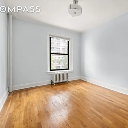 Image 4 - 240 East 24th Street, New York, NY 10010, USA - Apartment for sale
