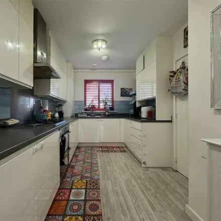 Image 3 - Hughes Road, London, IG6 2FP, United Kingdom - Townhouse for sale