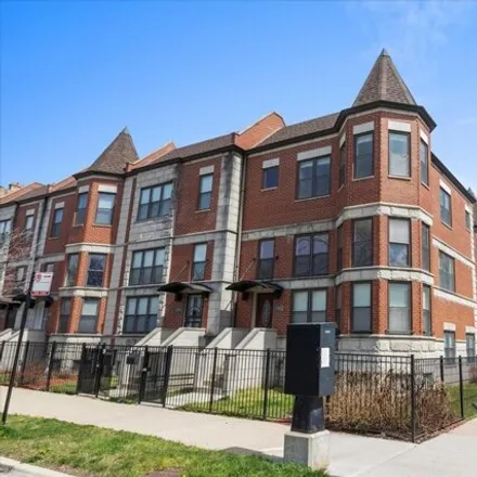 Rent this 3 bed house on 842-844 East 40th Street in Chicago, IL 60653