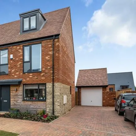 Buy this 3 bed townhouse on Ferny Close in Radley, OX14 3AN