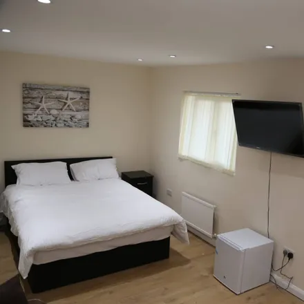 Image 3 - Eastgate Close, London, SE28 8PL, United Kingdom - Townhouse for rent