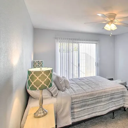 Rent this 3 bed condo on Tempe