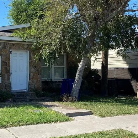 Buy this studio townhouse on 910 Elizabeth Street in Corpus Christi, TX 78404