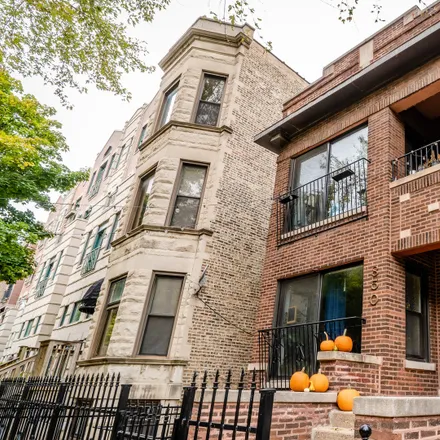 Buy this 2 bed duplex on 850 West Buckingham Place in Chicago, IL 60657