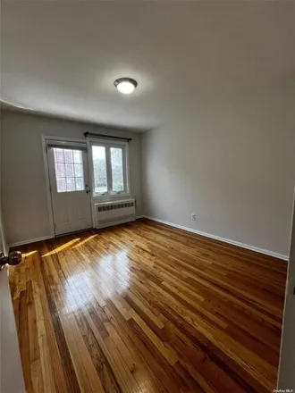 Image 9 - 41-31 210th Street, New York, NY 11361, USA - House for rent