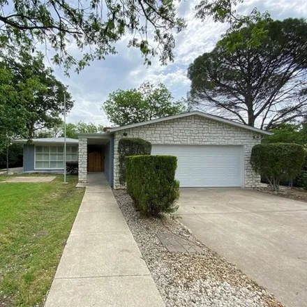 Rent this 3 bed house on Robertson Road in Grand Prairie, TX 75050