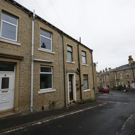 Image 4 - Firth Avenue, Brighouse, HD6 1TS, United Kingdom - Townhouse for rent