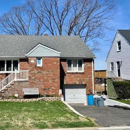 Buy this 3 bed townhouse on 791 Oakwood Lane in Ridgefield, NJ 07657