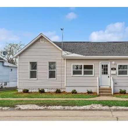 Buy this 2 bed house on 388 Clinton Street in Muscatine, IA 52761