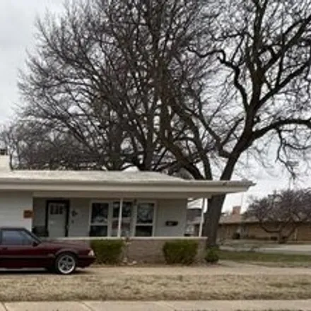 Buy this 2 bed house on 808 Pearl Avenue in Salina, KS 67401