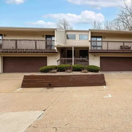 Buy this 2 bed condo on 1289 35th Street Drive in Moline, IL 61265
