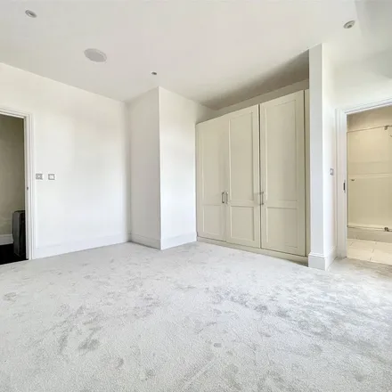 Image 1 - Camelot House, 53 Beech Hill, London, EN4 0JN, United Kingdom - Apartment for rent