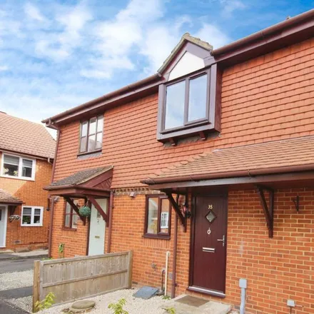 Rent this 2 bed townhouse on Staffordshire Croft in Newell Green, RG42 3HW