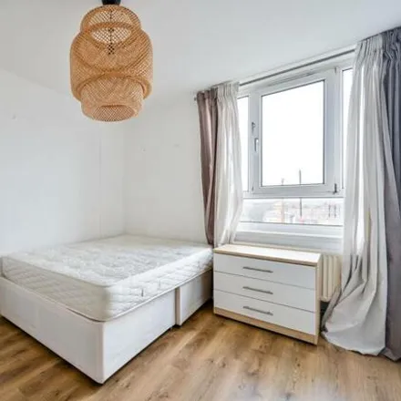 Rent this 3 bed apartment on Clinger House in Clinger Court, London