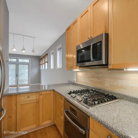 Image 3 - 2850 N Lakewood Ave, Unit G - Townhouse for rent