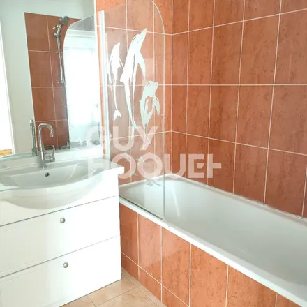 Rent this 2 bed apartment on 5 Place Remoiville in 94350 Villiers-sur-Marne, France