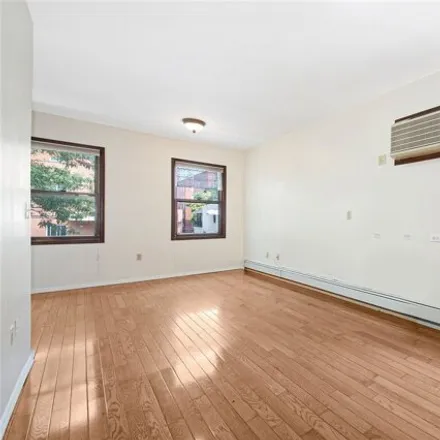 Image 7 - 74-24 43rd Avenue, New York, NY 11373, USA - House for sale