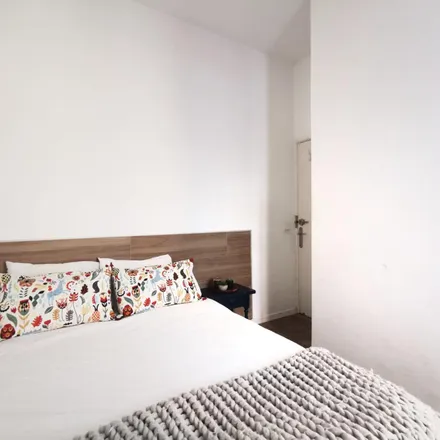 Rent this 4 bed room on Madrid in Rastro Market, Plaza de Cascorro