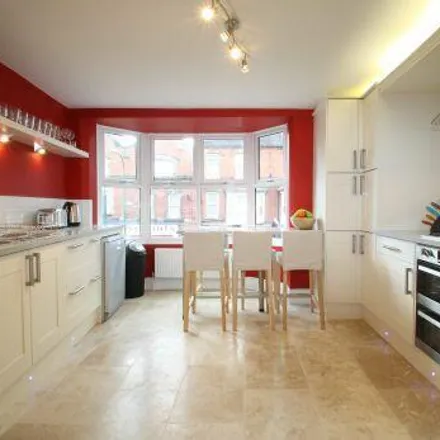 Rent this 6 bed townhouse on Top 365 in 64 Lenton Boulevard, Nottingham