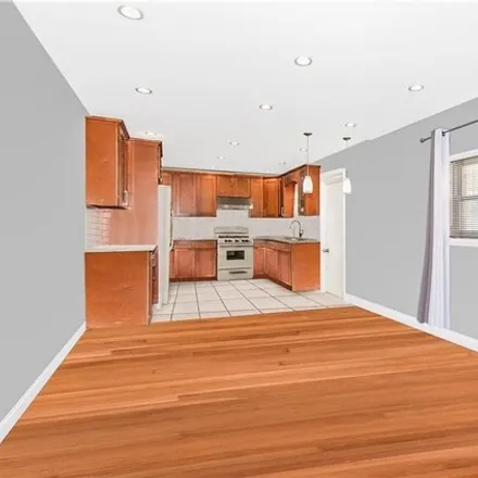 Image 4 - 1389 East 233rd Street, New York, NY 10466, USA - House for sale