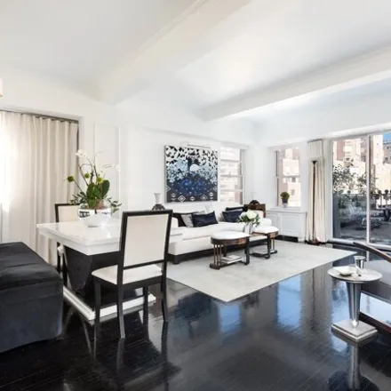 Image 2 - 40 East 61st Street, New York, NY 10065, USA - Condo for sale