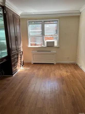 Rent this 3 bed apartment on 954 Neill Avenue in New York, NY 10462