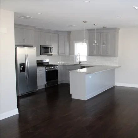 Rent this 3 bed duplex on 32 East Fulton Street in City of Long Beach, NY 11561