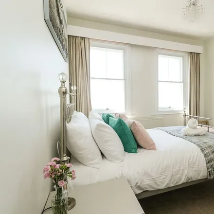 Rent this 3 bed duplex on Portland in DT5 1AU, United Kingdom