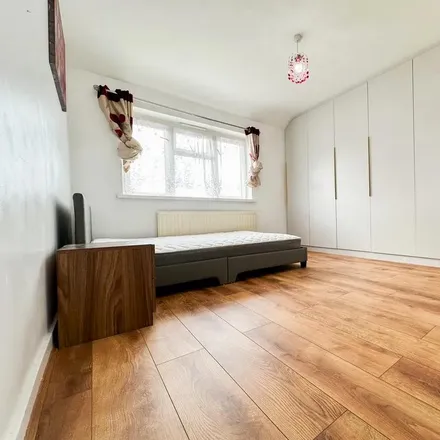 Image 6 - 38 Pragel Street, London, E13 9EF, United Kingdom - Townhouse for rent