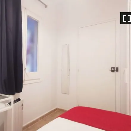 Rent this 4 bed room on Carrer de Vila i Vilà in 54, 08004 Barcelona