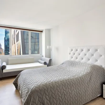 Rent this 3 bed apartment on The Sheffield 57 in 322 West 57th Street, New York